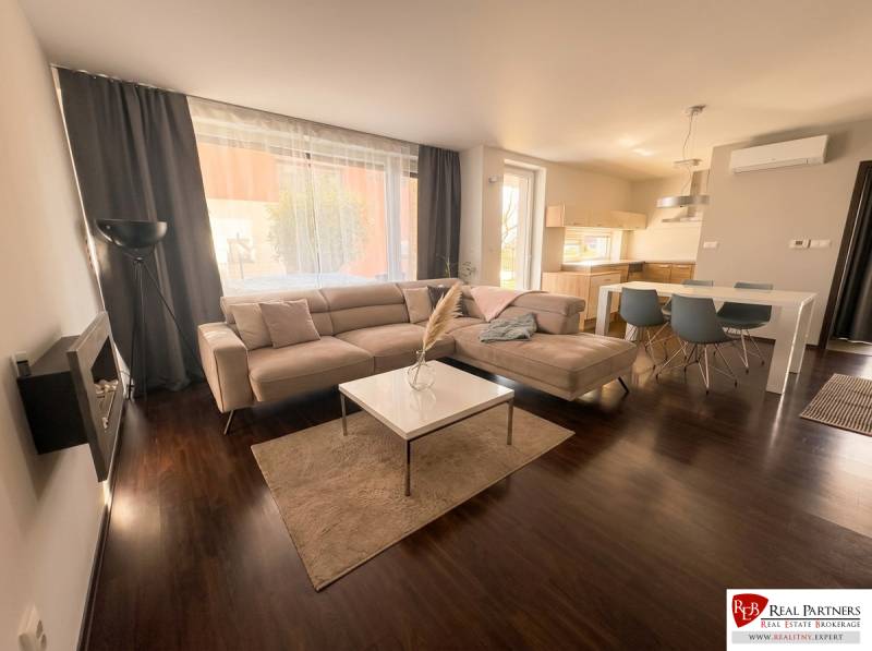 Spolupráca_Rovinka_Dom_obyvacka a kuchyňa 1.jpeg