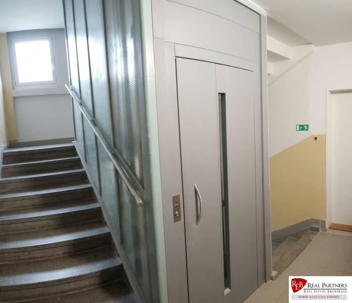 Račianske mýto_výťah a schody.jpg