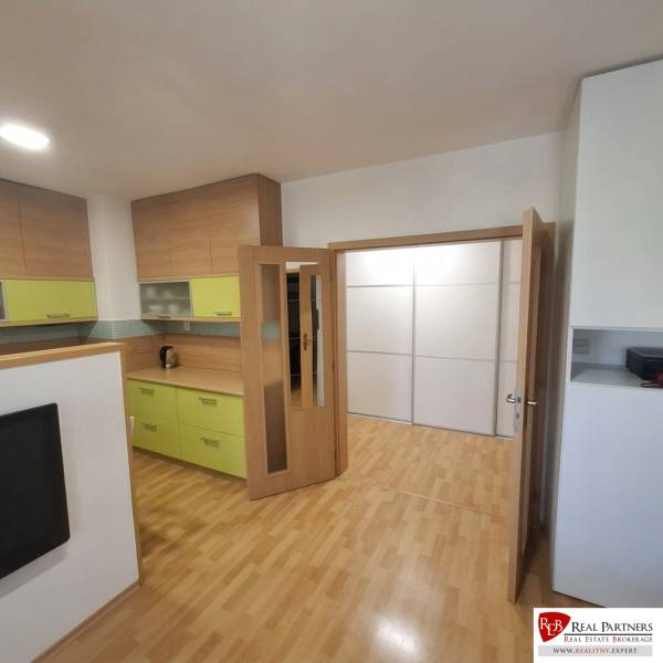 nájom_M.R.Štefánika, Most pri Bratislave_prechod_oprava.jpg