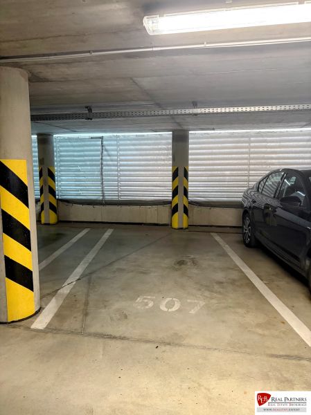 2izb_Tri veže_2. veža, Bajkalská 9B_parkovanie.jpg
