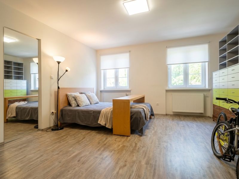 väčšia izba (cca. 20 m2)